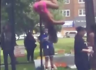 Un club de striptease s'installe dans un parc pour enfant à Chicago