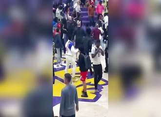 Un coup de poing avec 1 seconde au chrono déclenche une émeute lors d'un match de basket aux États-Unis
