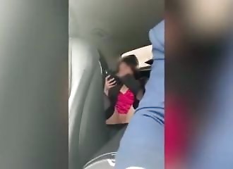 Chauffeur UBER surprend une nana en train de se masturber à l'arrière de son véhicule