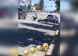 Il fait un wheelie, ça se termine mal !