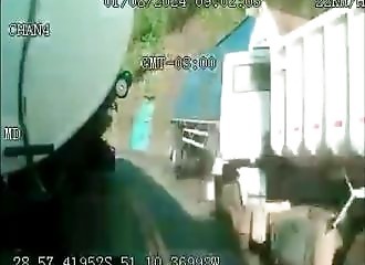 Vidéo choc d'un dépassement en plein virage