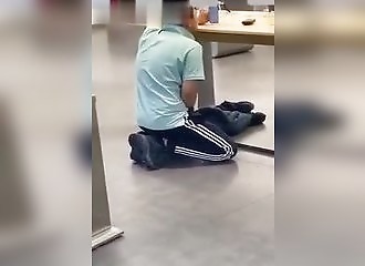 En manque, il se rend dans un Apple Store pour se masturber…