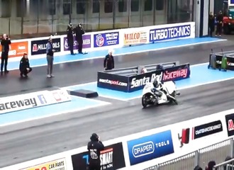 Angleterre : il construit une moto à vapeur qui file à 310 km/h et pulvérise des records