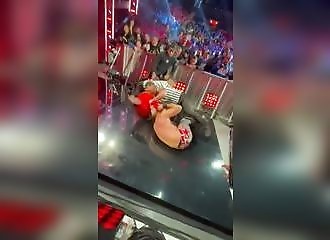 Un fan attaque la star du catch Seth Rollins