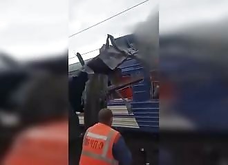 train touché par une frappe de drone à shostka (Ukraine)