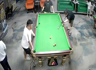 On est d'accord, ce joueur de billard a plus que de la chance ?!