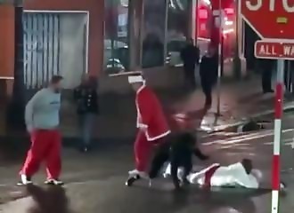 Des pères noël surpris en train de se battre à la sortie des bars