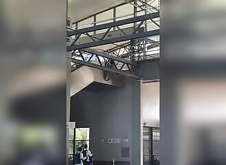 Il tente un trick idiot avec un escalator et finit gravement blessé