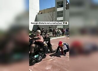 Une femme libérale promène Trump comme un chien