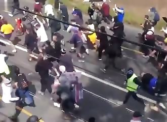 Les manifestants australiens défoncent un barrage policier
