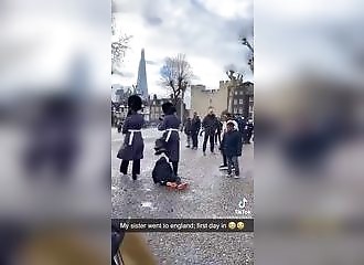 Le gardes de la reine percutent et piétinent un enfant !