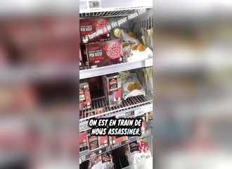 Il filme ses courses rayon par rayon, et c'est la tomate qui l'achève