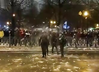 À coups de boules de neige, des manifestants attaquent des policiers (Russie)