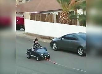 Se faire tracter dans une voiture pour enfant (FAIL)