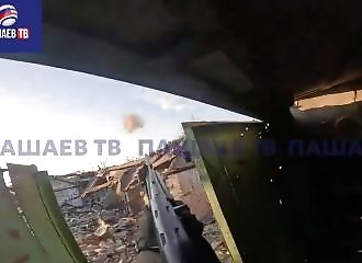 Un soldat russe abat un drone ukrainien avec un fusil de chasse 
