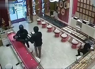 $2.4 million worth of jewelry stolen in broad daylight in Malaysia; the robbers remain at large