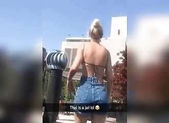 Une fille montre ses seins à des prisonniers