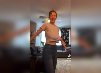 Elle a besoin de votre avis : avant ou après sa réduction  mammaire ?