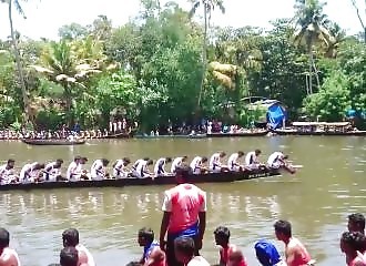120 rameurs sur un bateau d’aviron (Inde)