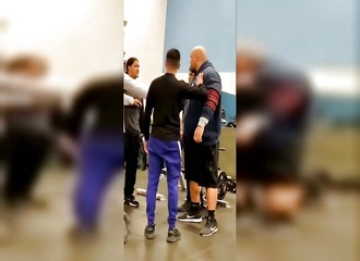 Il défie un colosse à la salle de sport… grosse erreur