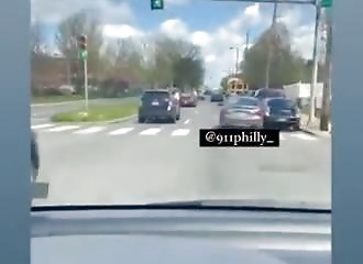 Distrait par le twerk de trois filles, un automobiliste commet l'irréparable