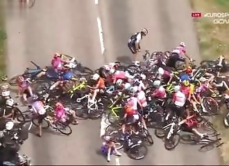 Une chute massive a lieu lors du tour de France féminin