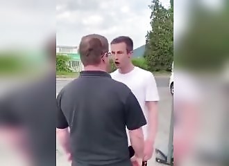 Un jeune manque de respect à un trisomique, il le regrette très vite !