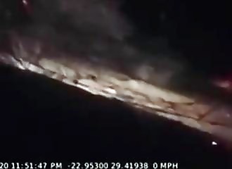 En pleine nuit, un homme se fait courser par une girafe