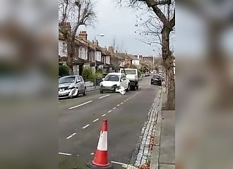 La remorque de la fourrière détruit plusieurs voitures stationnées dans une rue