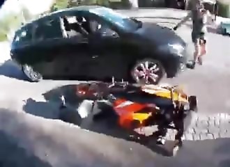 Karen se fait écraser par sa propre voiture lors d'un roadrage