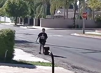 Un enfant utilisé pour voler un colis sur un porche