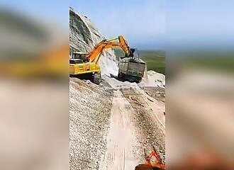  When excavators come to the rescue of trucks in difficult situations 