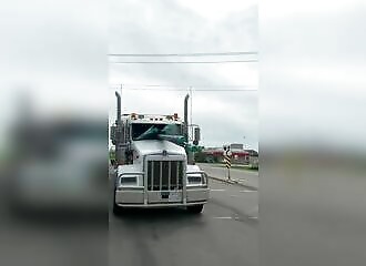 Le camionneur a t'il survécu à ça ?