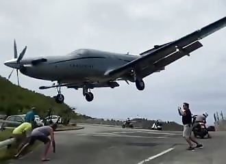 Ils passent près de la mort pour voir un avion atterrir