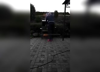 Mettre un pétard dans un barbecue, mauvaise idée !