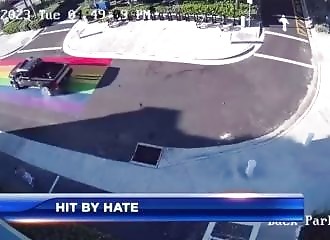 Un automobiliste abime volontairement un drapeau lgbt sur la route