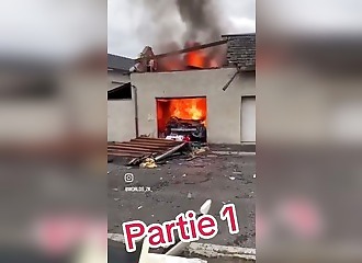 Sa voiture électrique en charge dans le garage, et tout part en fumée