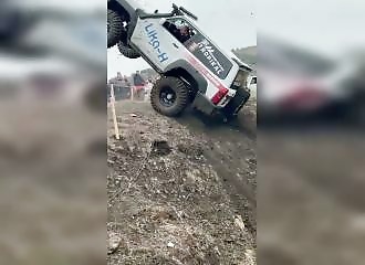 Un 4x4 manque de peu d'écraser la foule lors d'une course off-road