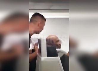 Il ennuie Mike Tyson dans un avion et se fait déchirer
