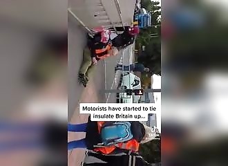 Un manifestant se fait dégager de la route et ligoté !