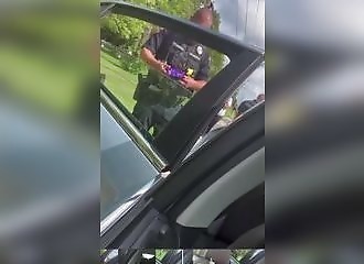 Policier surpris en train de placer de la drogue dans la voiture de deux suspects ?