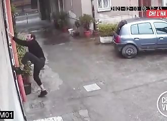 Le karma empêche un homme de pénétrer dans l’appartement de son ex-femme