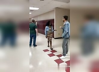 Elle gaze son prof parce qu'il lui a confisqué son téléphone