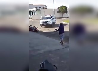 Oups, des policiers brésiliens écrasent 