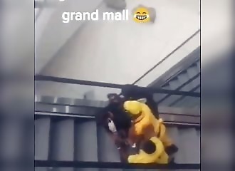 Plusieurs clients se font malmener par les escalators d’un centre commercial (Cameroun)