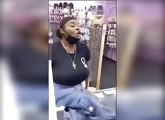 Sa carte bleu est refusée, elle attaque violemment les gérants du magasin !