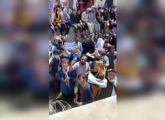 Des centaines d'afghans attendent dans des eaux usées pour accéder à l'aéroport de Kaboul