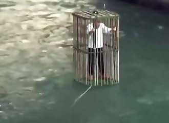  In Italy, ridiculous politicians are placed in a cage and soaked in a river 