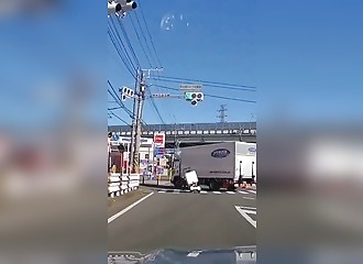 Ce camion prend son virage à gauche en faisant un détour complètement fou