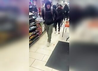 Une bande vide un magasin en quelque secondes
